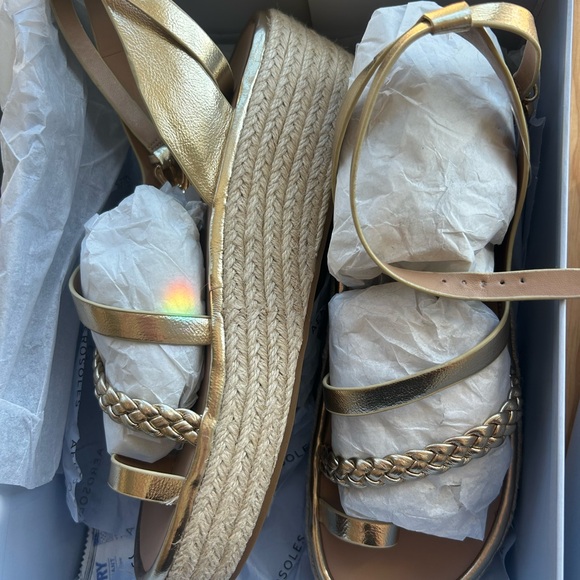 AEROSOLES Soft Gold Patent Sandals - Picture 5 of 7